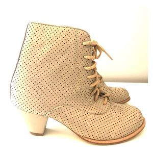 Bandolino (Made in Mexico) lace up bootie